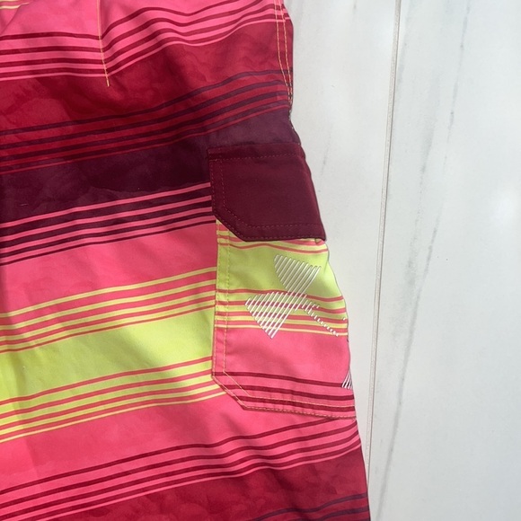 Under Armour Multi Color Loose Fit Board/Swim Shorts Size 32 - Picture 6 of 6